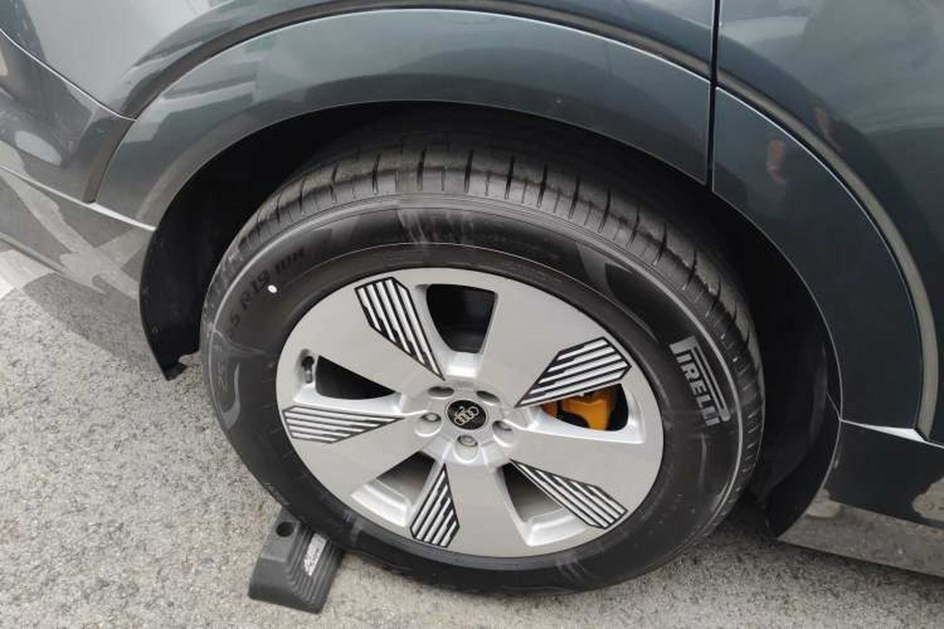 Used Audi e-tron 2021 50 quattro Luxury Edition Right Rear Wheel Hub