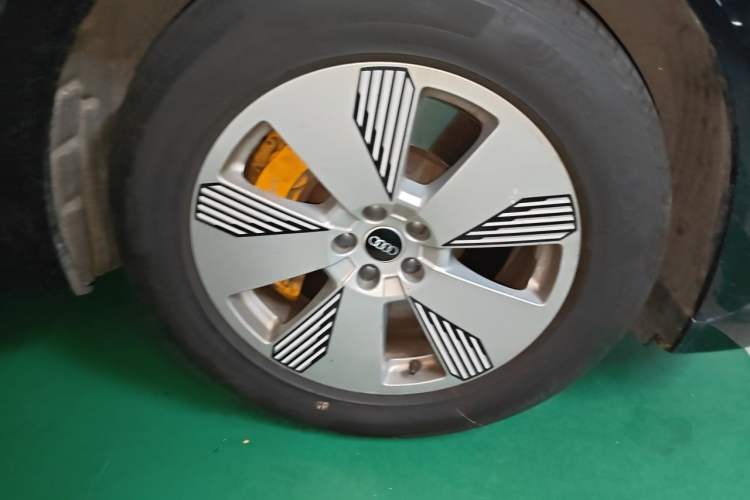 Used Audi e-tron 2021 50 quattro Luxury Edition Right Front Wheel Hub