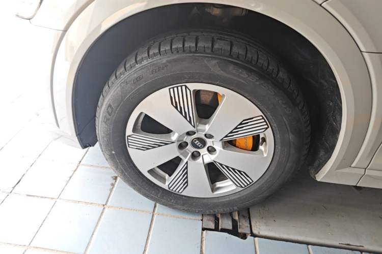 Used Audi e-tron 2021 50 quattro Luxury Edition Left Front Wheel Hub