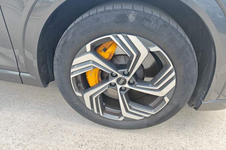Used Audi e-tron 2021 50 quattro Prestige Edition Right Front Wheel Hub