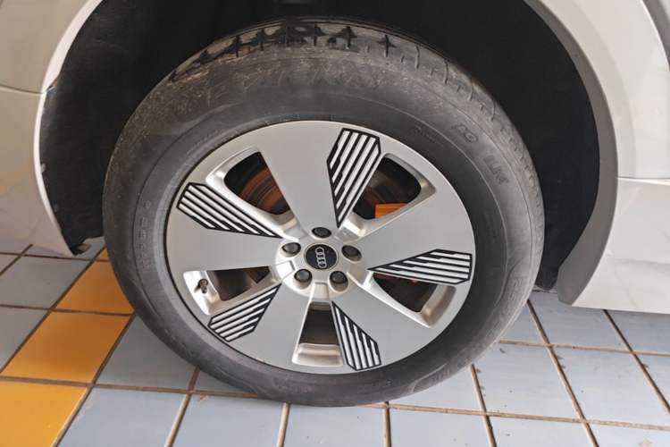 Used Audi e-tron 2021 50 quattro Luxury Edition Right Rear Wheel Hub