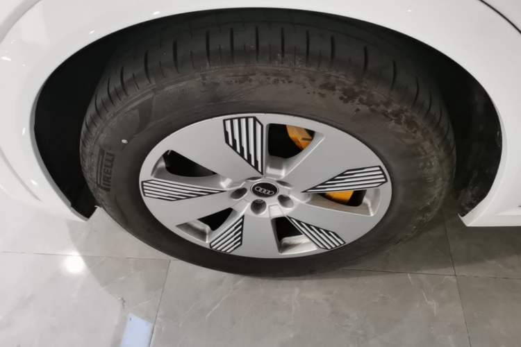 Used Audi e-tron 2021 50 quattro Luxury Edition Left Front Wheel Hub