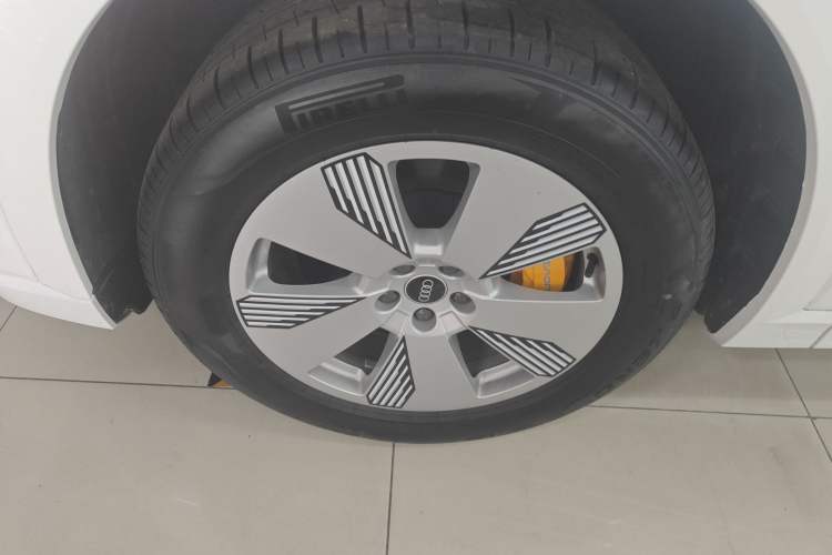 Used Audi e-tron 2021 50 quattro Luxury Edition Left Front Wheel Hub