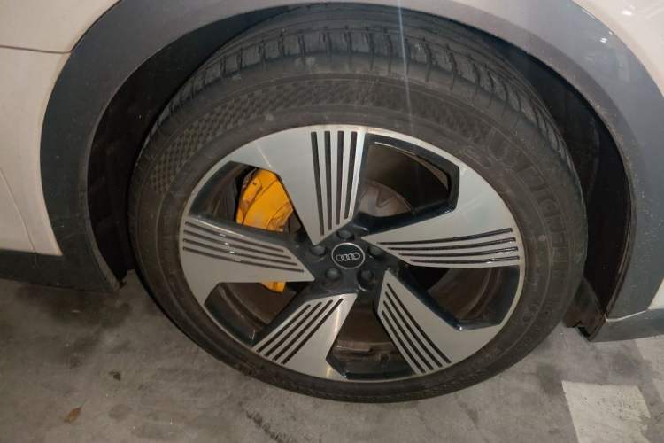 Used Audi e-tron 2021 Sportback 55 quattro Prestige Edition Right Front Wheel Hub