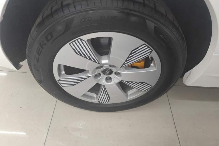 Used Audi e-tron 2021 50 quattro Luxury Edition Right Rear Wheel Hub