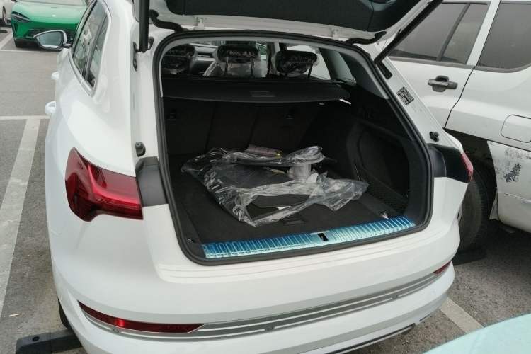 Used Audi e-tron 2021 50 quattro Luxury Edition Trunk