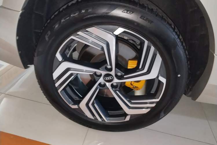 Used Audi e-tron 2021 50 quattro Prestige Edition Right Rear Wheel Hub