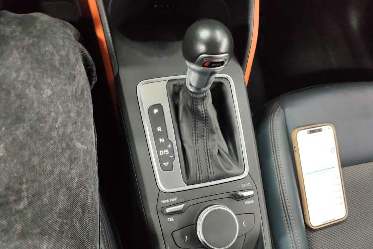 Used Audi Q2L 2018 35 TFSI Fashionable & Elegant Version China VI Emission Standard Gear Lever