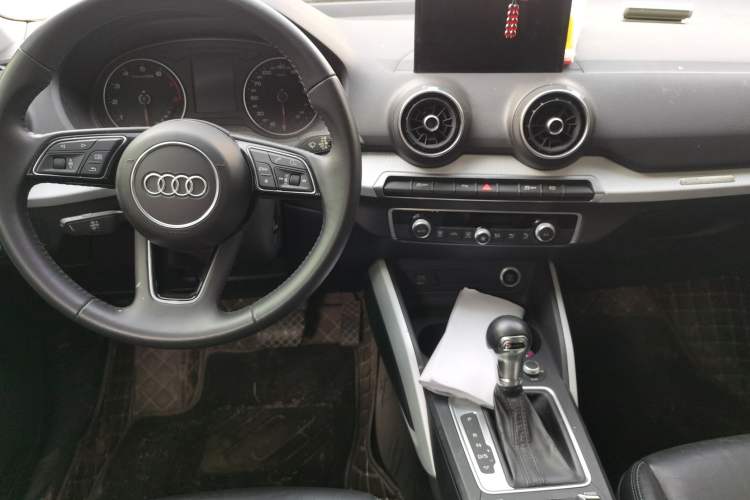 Used Audi Q2L 2018 35 TFSI Fashionable & Elegant Version China VI Emission Standard Center Console