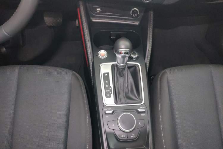 Used Audi Q2L 2018 35 TFSI Launch Exclusive Edition China VI Gear Lever