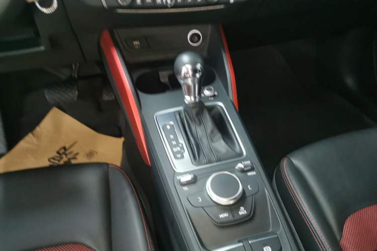 Used Audi Q2L 2018 35 TFSI Fashion Dynamic Version China VI Emission Standard Gear Lever