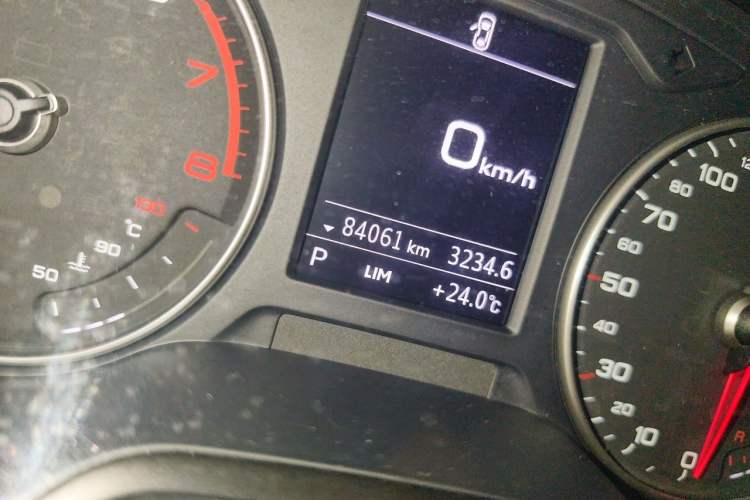 Used Audi Q2L 2018 35 TFSI Launch Exclusive Edition China V Odometer Close Up