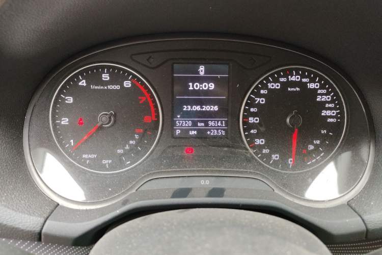 Used Audi Q2L 2018 35 TFSI Launch Exclusive Edition China V Odometer Close Up