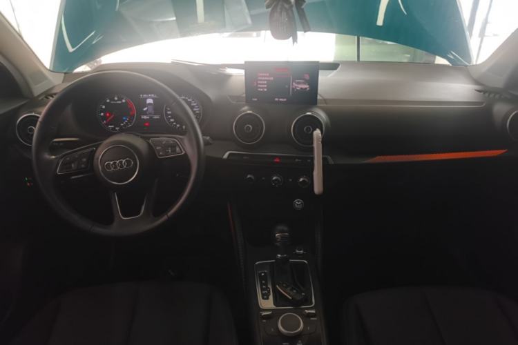 Used Audi Q2L 2018 35 TFSI Launch Exclusive Edition China VI Center Console