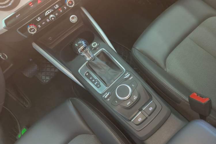 Used Audi Q2L 2018 35 TFSI Fashionable & Elegant Version China VI Emission Standard Gear Lever