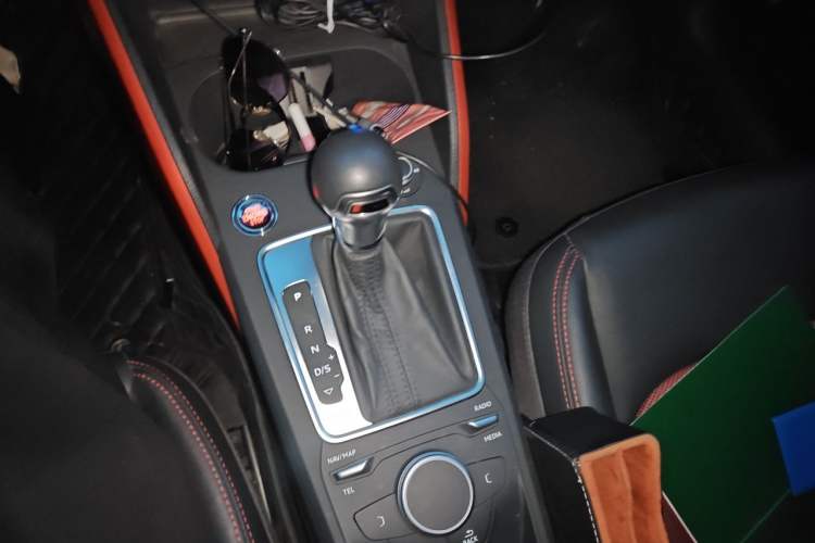 Used Audi Q2L 2018 35 TFSI Fashion Dynamic Version China VI Emission Standard Gear Lever