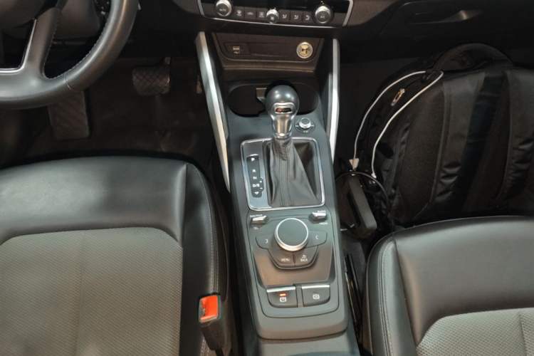 Used Audi Q2L 2018 35 TFSI Fashionable & Elegant Version China VI Emission Standard Gear Lever
