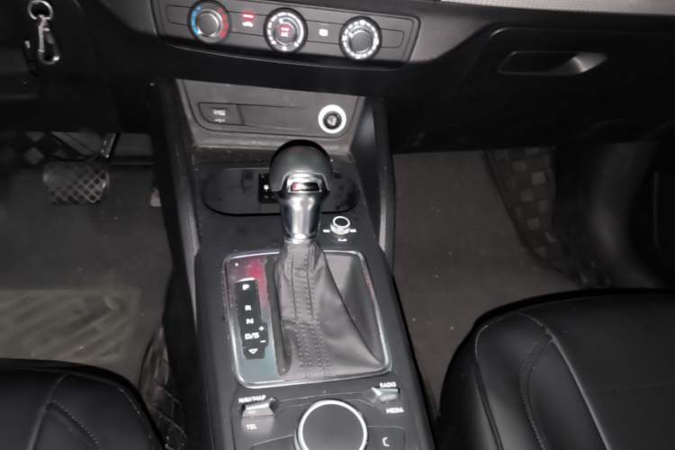 Used Audi Q2L 2018 35 TFSI Luxury Prestige Version China VI Gear Lever
