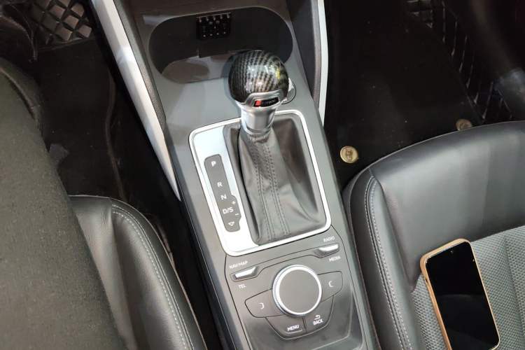 Used Audi Q2L 2018 35 TFSI Fashionable & Elegant Version China VI Emission Standard Gear Lever