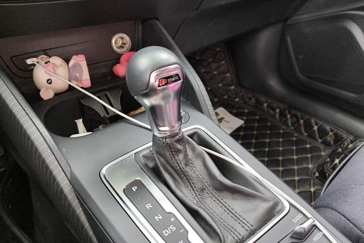 Used Audi Q2L 2018 35 TFSI Launch Exclusive Edition China V Gear Lever