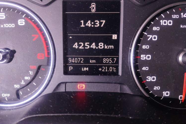 Used Audi Q2L 2018 35 TFSI Launch Exclusive Edition China V Odometer Close Up