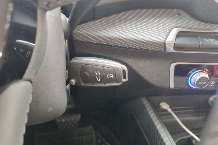 Used Audi Q2L 2018 35 TFSI Fashion Dynamic Version China V Emission Standard Vehicle Key