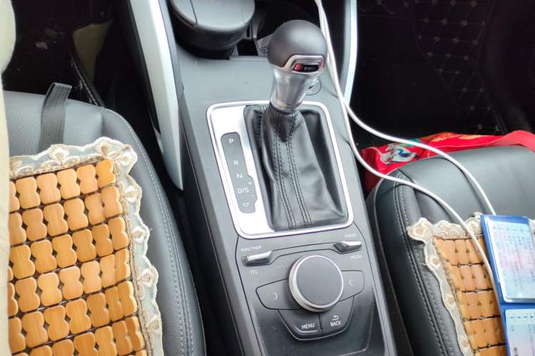 Used Audi Q2L 2018 35 TFSI Fashionable & Elegant Version China VI Emission Standard Gear Lever