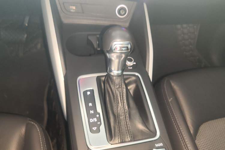 Used Audi Q2L 2018 35 TFSI Fashionable & Elegant Version China VI Emission Standard Gear Lever