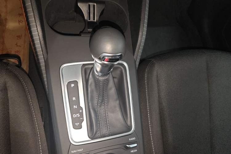 Used Audi Q2L 2018 35 TFSI Launch Exclusive Edition China V Gear Lever