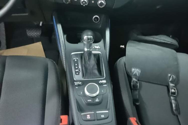 Used Audi Q2L 2018 35 TFSI Launch Exclusive Edition China VI Gear Lever