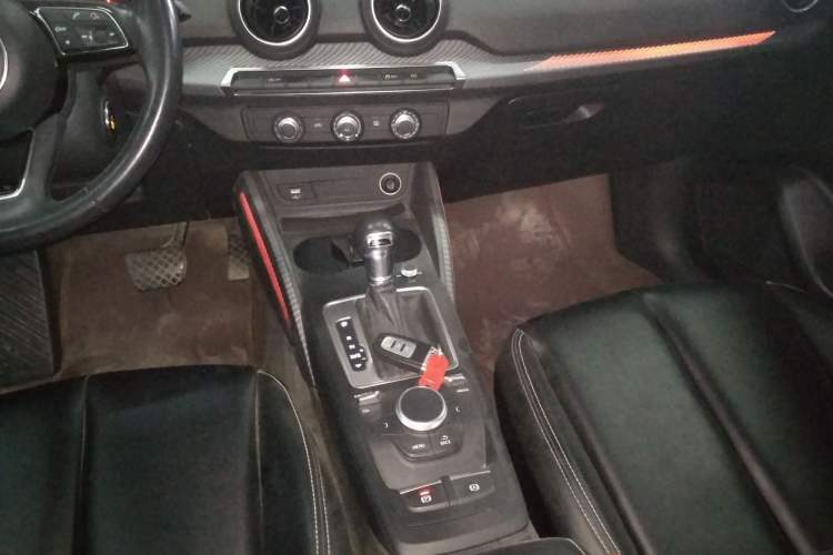 Used Audi Q2L 2018 35 TFSI Launch Exclusive Edition China VI Gear Lever