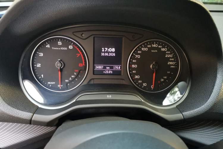 Used Audi Q2L 2018 35 TFSI Launch Exclusive Edition China V Odometer Close Up
