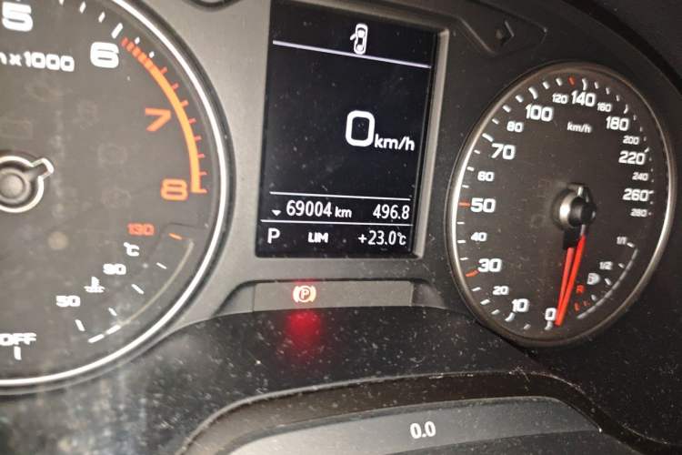 Used Audi Q2L 2018 35 TFSI Launch Exclusive Edition China V Odometer Close Up