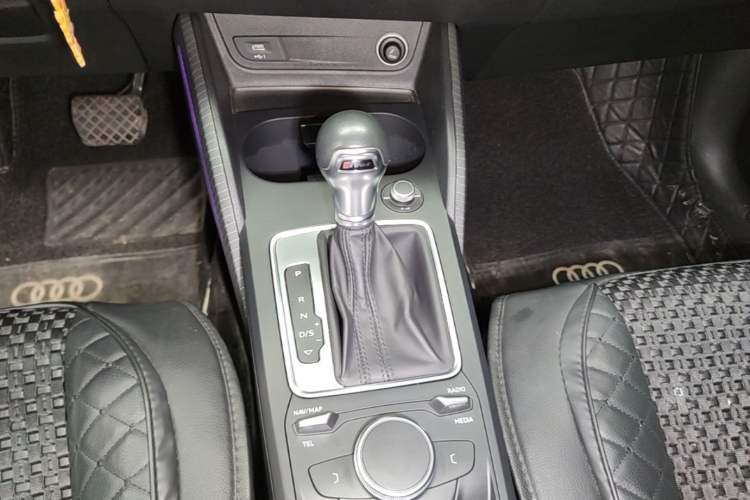 Used Audi Q2L 2018 35 TFSI Launch Exclusive Edition China VI Gear Lever