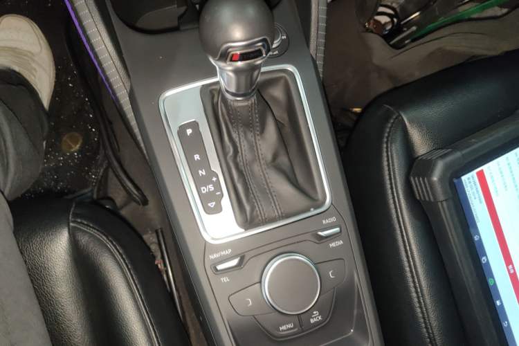Used Audi Q2L 2018 35 TFSI Launch Exclusive Edition China V Gear Lever