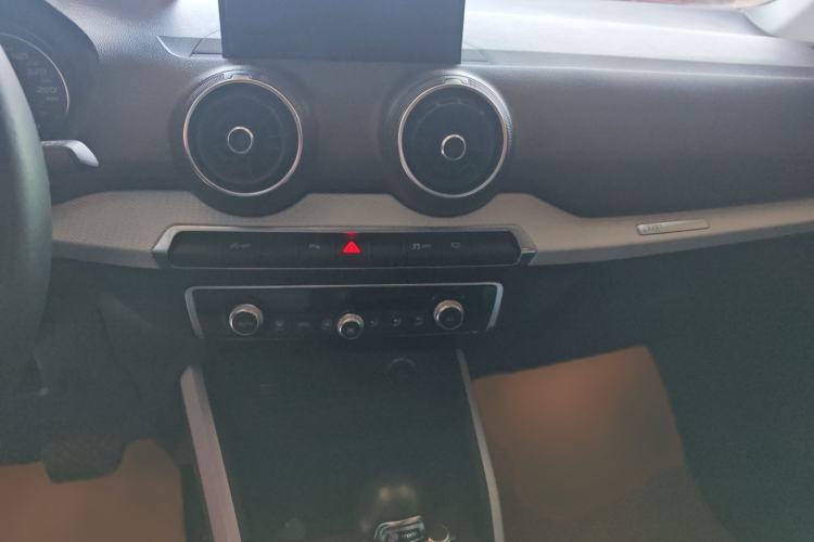 Used Audi Q2L 2018 35 TFSI Fashion Elegant Version China V Audio And AC Panel