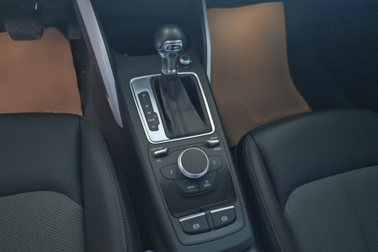 Used Audi Q2L 2018 35 TFSI Fashion Elegant Version China V Gear Lever