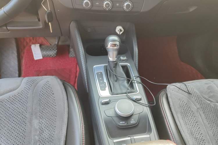 Used Audi Q2L 2018 35 TFSI Launch Exclusive Edition China VI Gear Lever