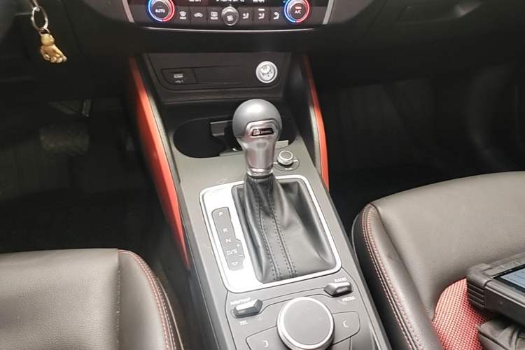 Used Audi Q2L 2018 35 TFSI Fashion Dynamic Version China VI Emission Standard Gear Lever