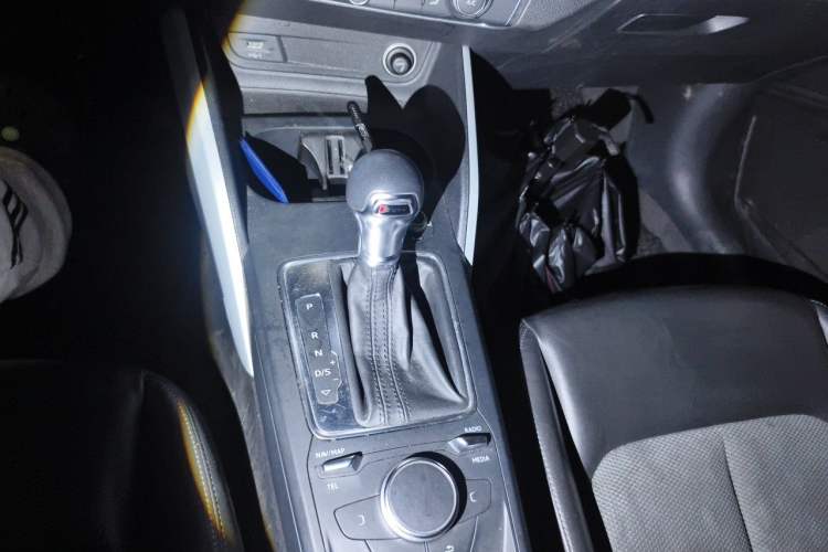 Used Audi Q2L 2018 35 TFSI Fashion Dynamic Version China VI Emission Standard Gear Lever