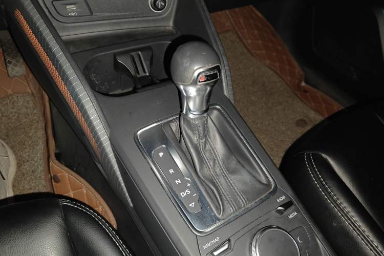 Used Audi Q2L 2018 35 TFSI Launch Exclusive Edition China VI Gear Lever