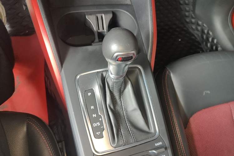 Used Audi Q2L 2018 35 TFSI Fashion Dynamic Version China VI Emission Standard Gear Lever