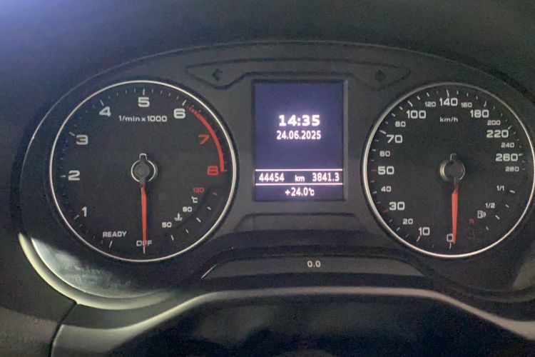 Used Audi Q2L 2018 35 TFSI Fashion Dynamic Version China V Emission Standard Odometer Close Up