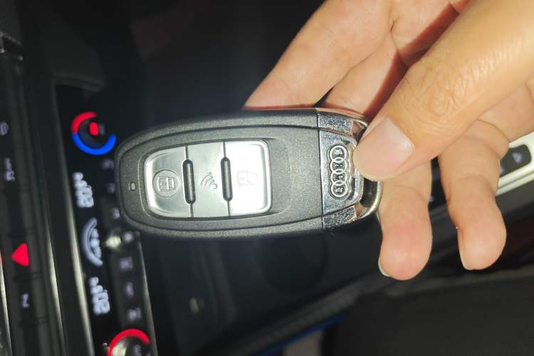 Used Audi Q2L 2018 35 TFSI Fashion Dynamic Version China V Emission Standard Vehicle Key