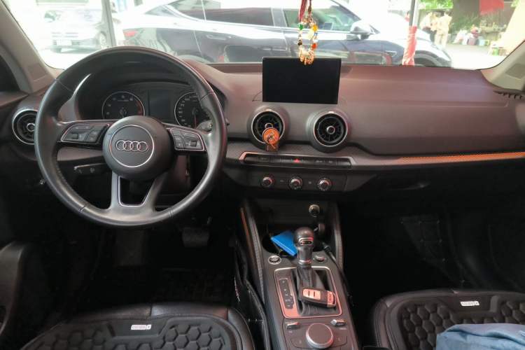 Used Audi Q2L 2018 35 TFSI Launch Exclusive Edition China VI Center Console