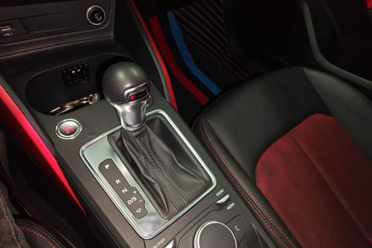 Used Audi Q2L 2018 35 TFSI Fashion Dynamic Version China VI Emission Standard Gear Lever