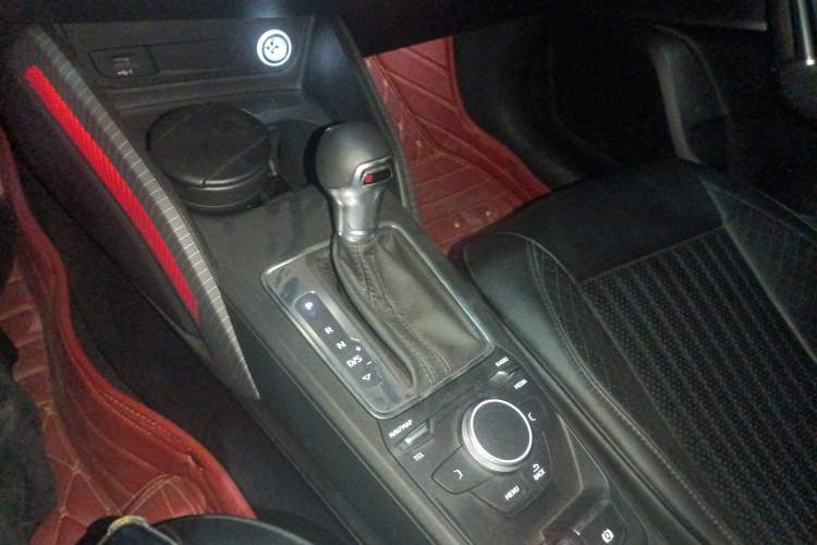 Used Audi Q2L 2018 35 TFSI Launch Exclusive Edition China VI Gear Lever