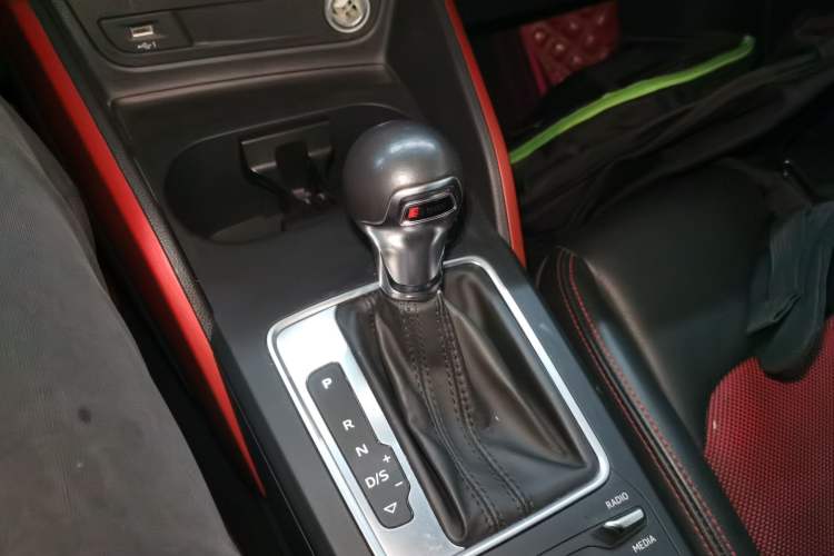 Used Audi Q2L 2018 35 TFSI Fashion Dynamic Version China VI Emission Standard Gear Lever