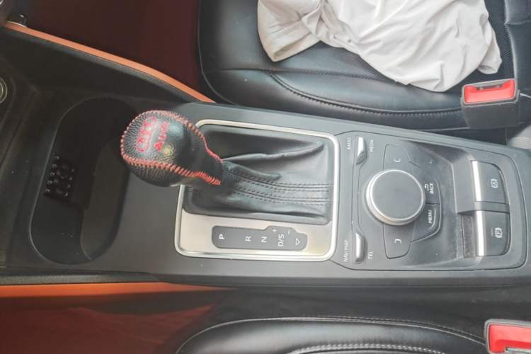Used Audi Q2L 2018 35 TFSI Fashion Elegant Version China V Gear Lever