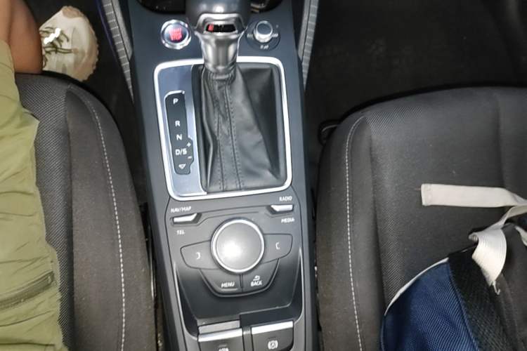 Used Audi Q2L 2018 35 TFSI Launch Exclusive Edition China VI Gear Lever